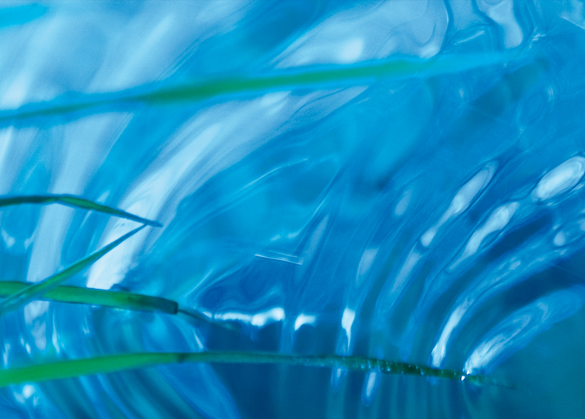 Wasser Ein ruhiges Bild von blauem Wasser
