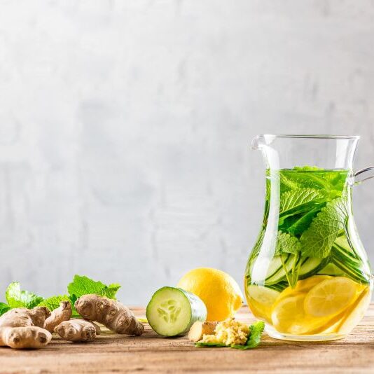 Detox Getränk aus Ingwer, Zitrone, Gurke, Minze, Melisse - Infused Water - Schlankwasser - Superdrink - Superfood - Powerdrink Detox Getränk aus Ingwer, Zitrone, Gurke, Minze, Melisse - Infused Water - Schlankwasser - Superdrink - Superfood - Powerdrink
